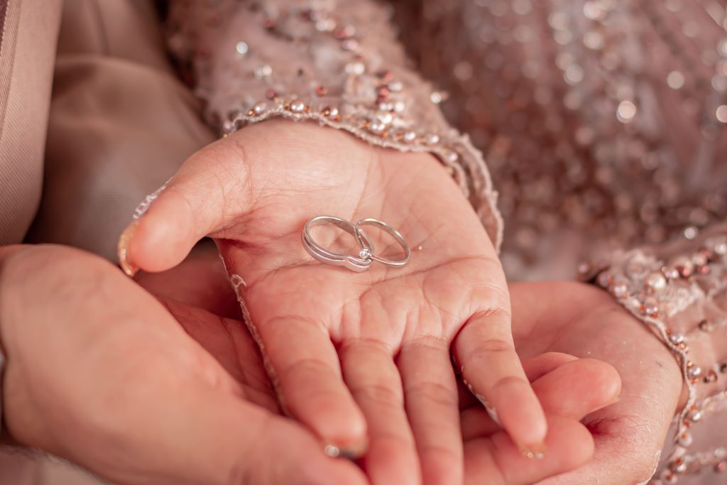 memilih cincin sesuai jari agar nyaman dipakai